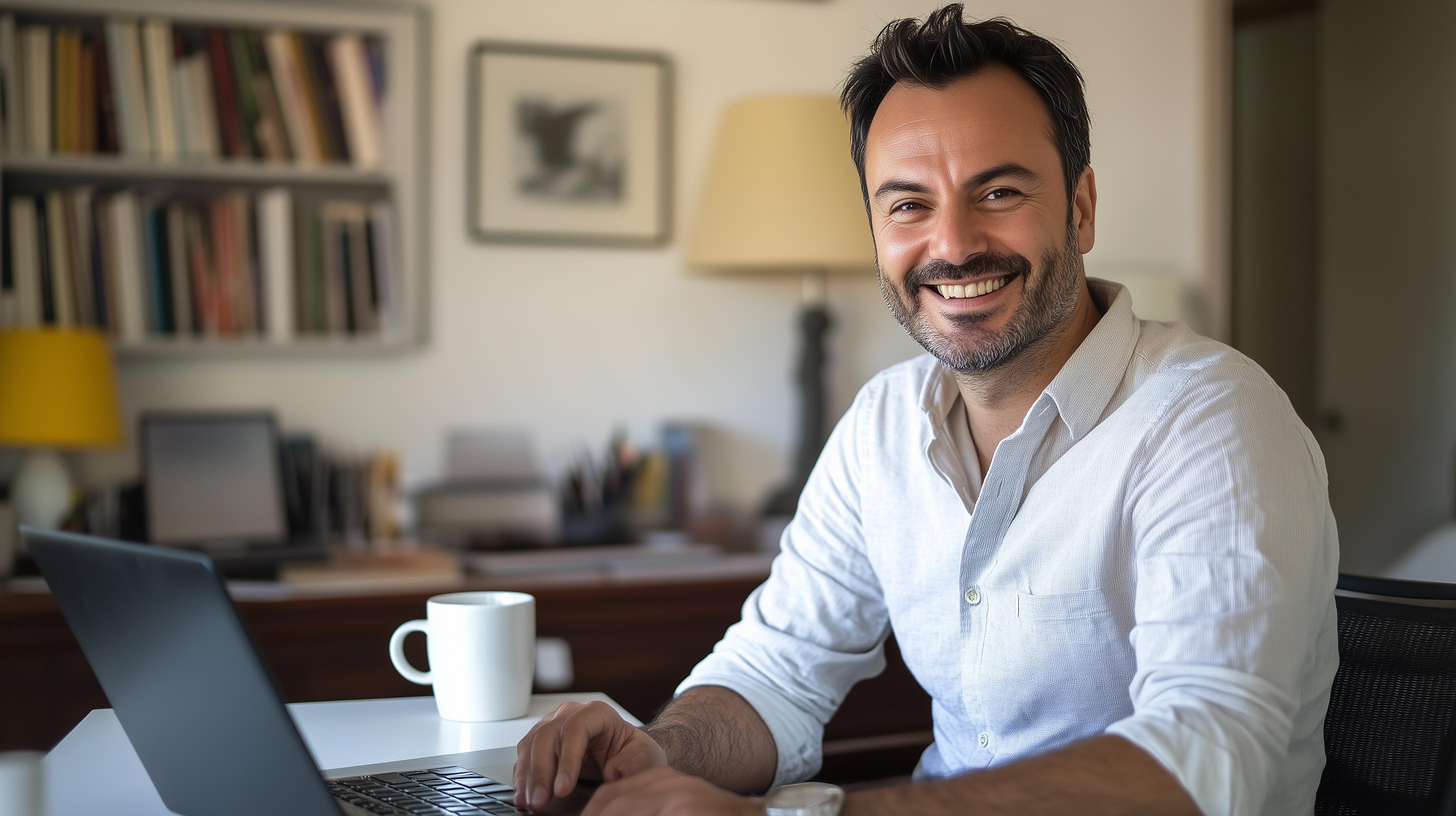Consulente VMI stringe la mano a un cliente soddisfatto